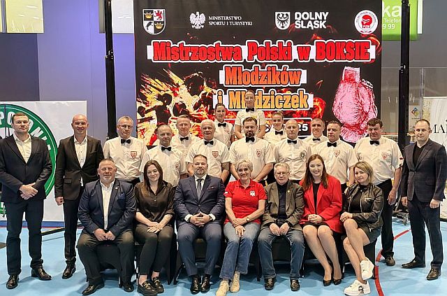 Organizatorzy i sprawiedliwi ringu Mistrzostw Polski w Boksie Olimpijskim w Świdnicy